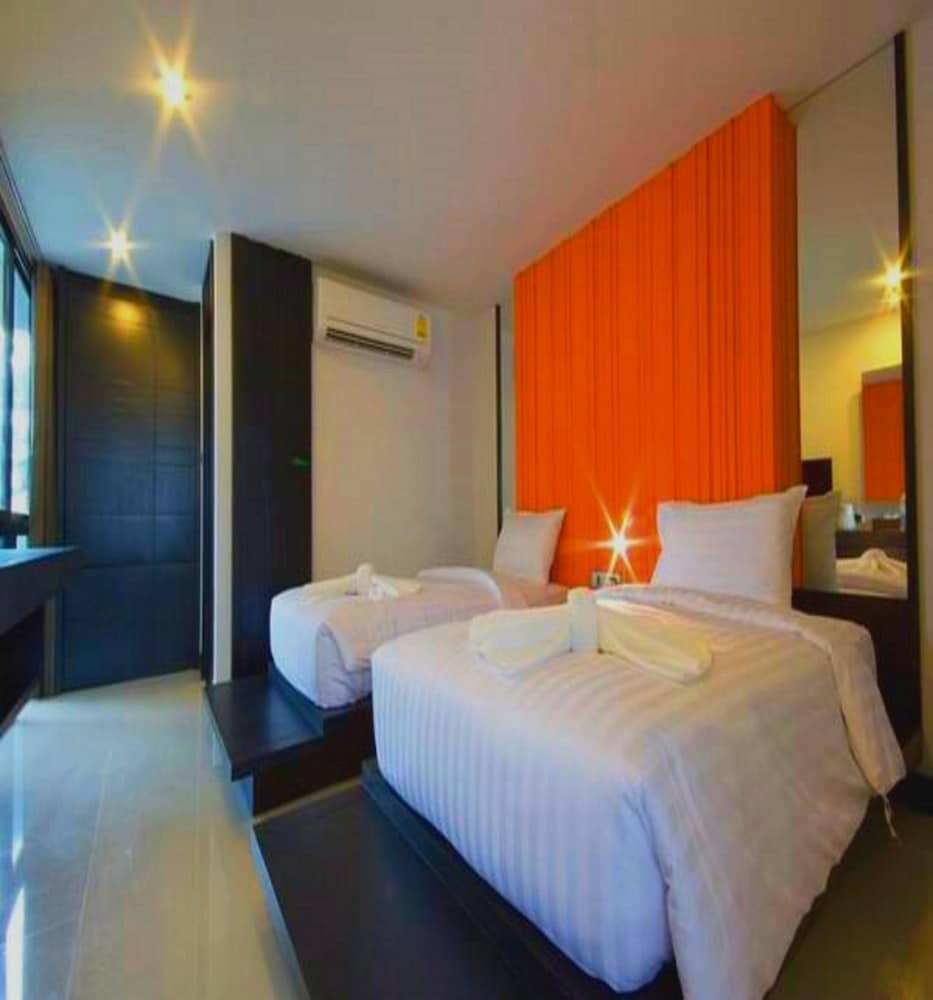 DELUXE, DOUBLE OR TWIN BED