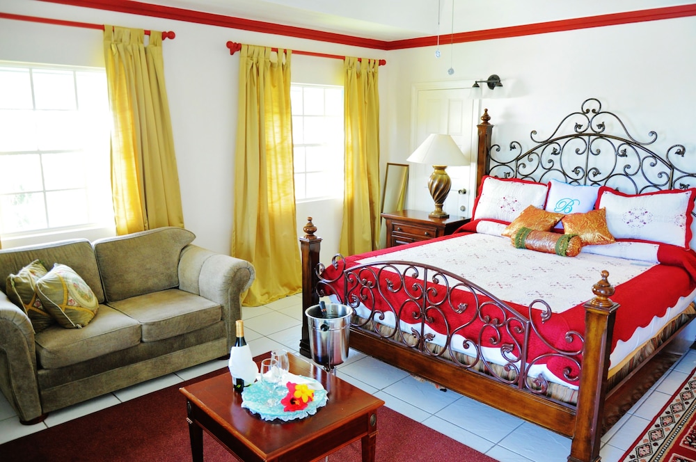 Beachcombers Hotel 24/77