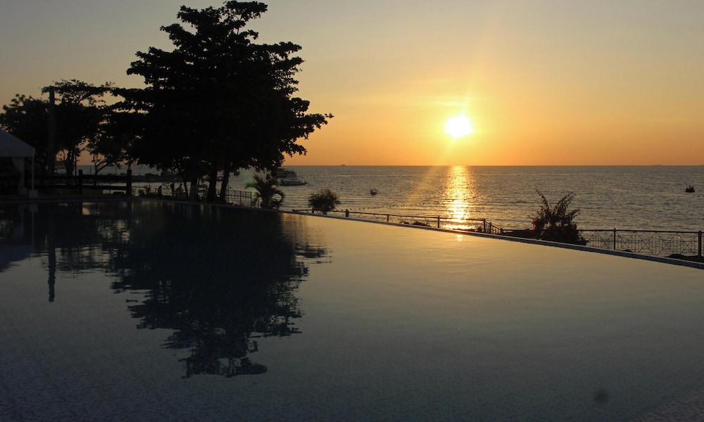 VISTA MAR BEACH RESORT AND COUNTRY CLUB 47/50