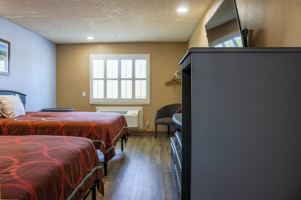 Orange Tustin Inn 19/62