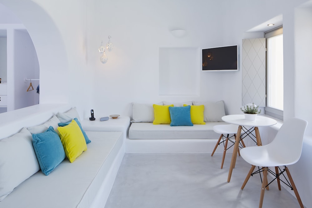 Skyfall Suites 59/79