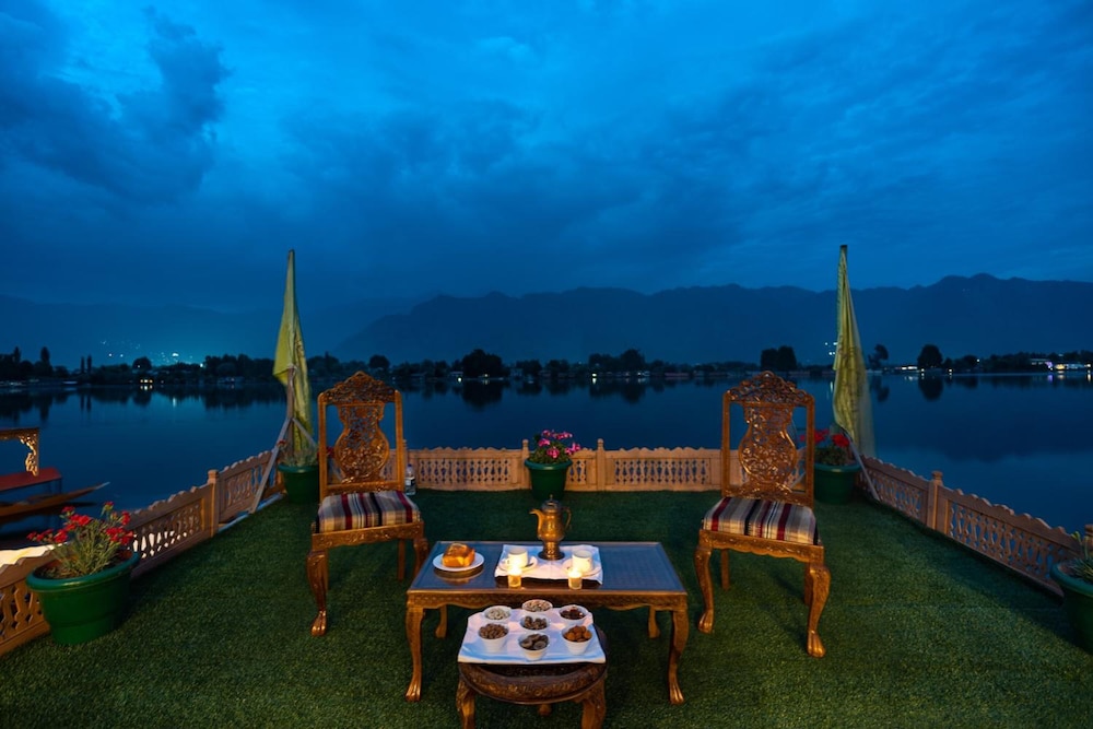 WelcomHeritage Gurkha Houseboats 31/35