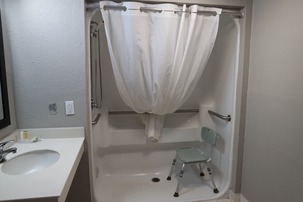Super 8 by Wyndham Savannah 47/51