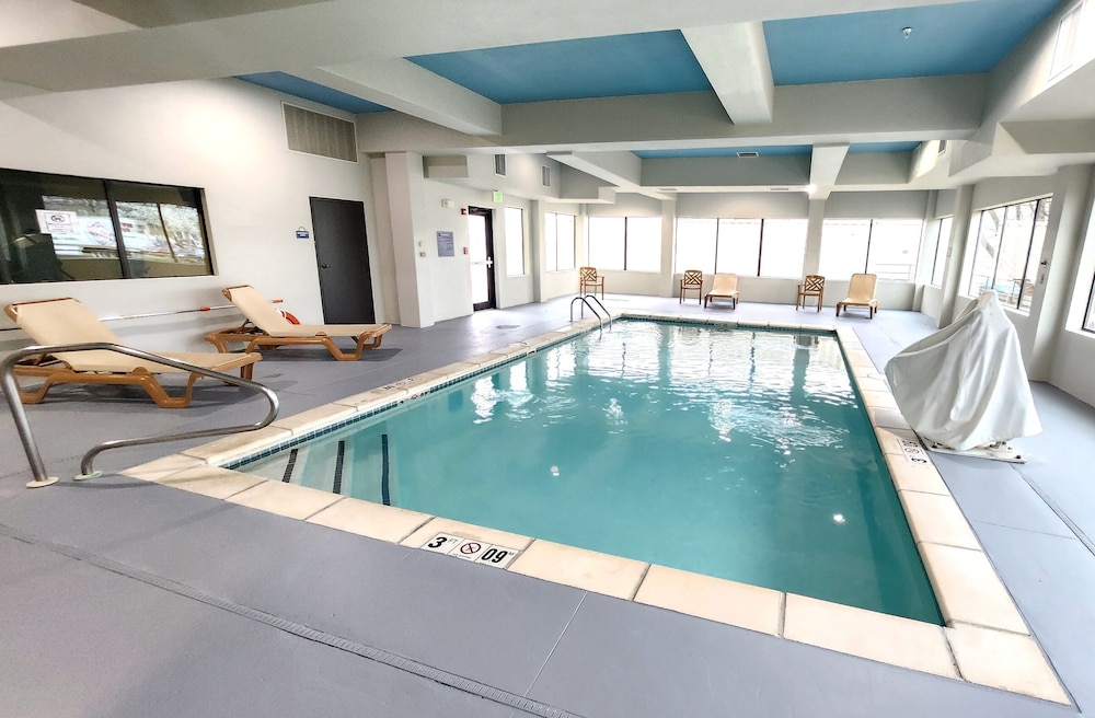 Days Inn & Suites By Wyndham Russellville 22/33