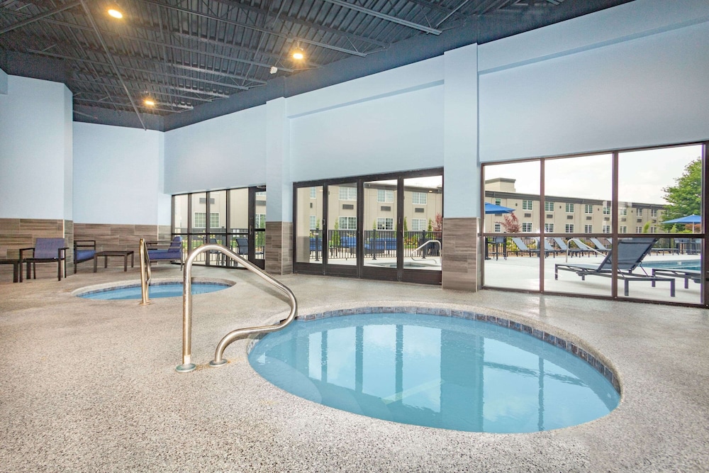 La Quinta Inn & Suites by Wyndham Joplin 5/56