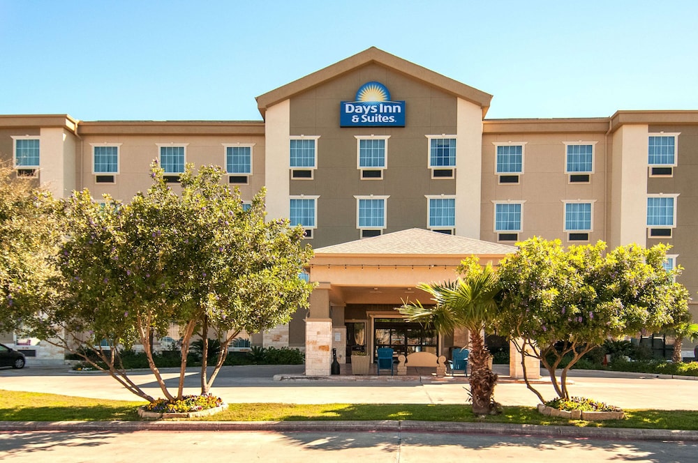 Days Inn & Suites by Wyndham San Antonio near Frost Bank Ctr 1/42