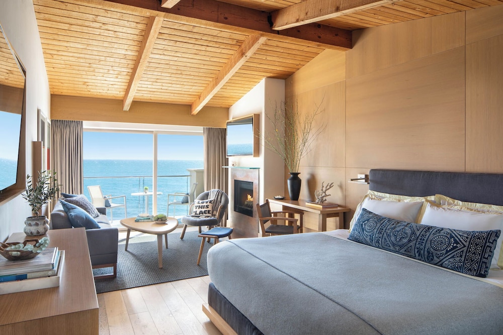 PREMIER, KING BED, OCEAN FRONT, BALCONY