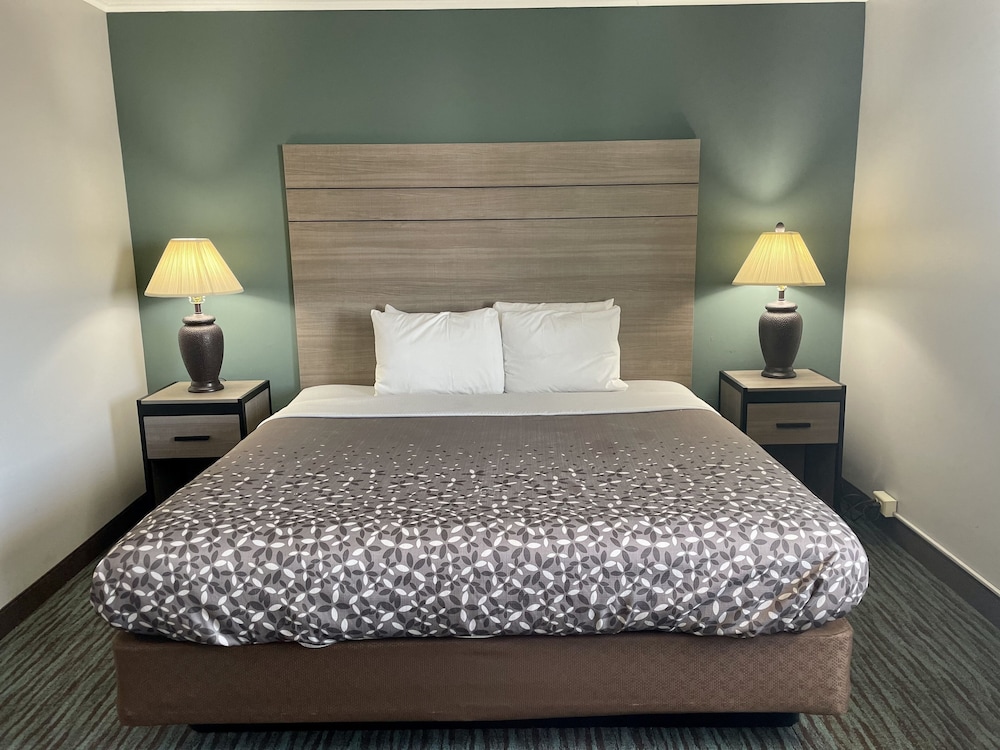 Countryside Inn and Suites Council Bluffs 32/57