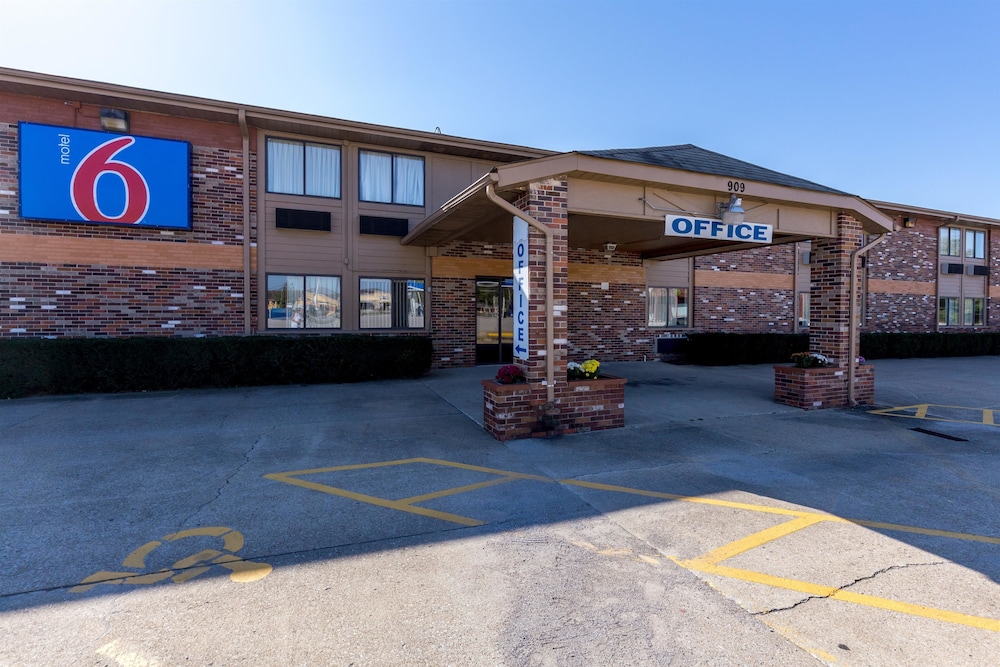 Motel6 Troy, IL 40/46