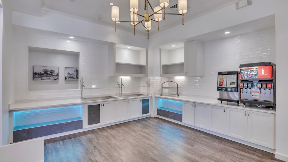 Staybridge Suites Savannah Historic District 9/52