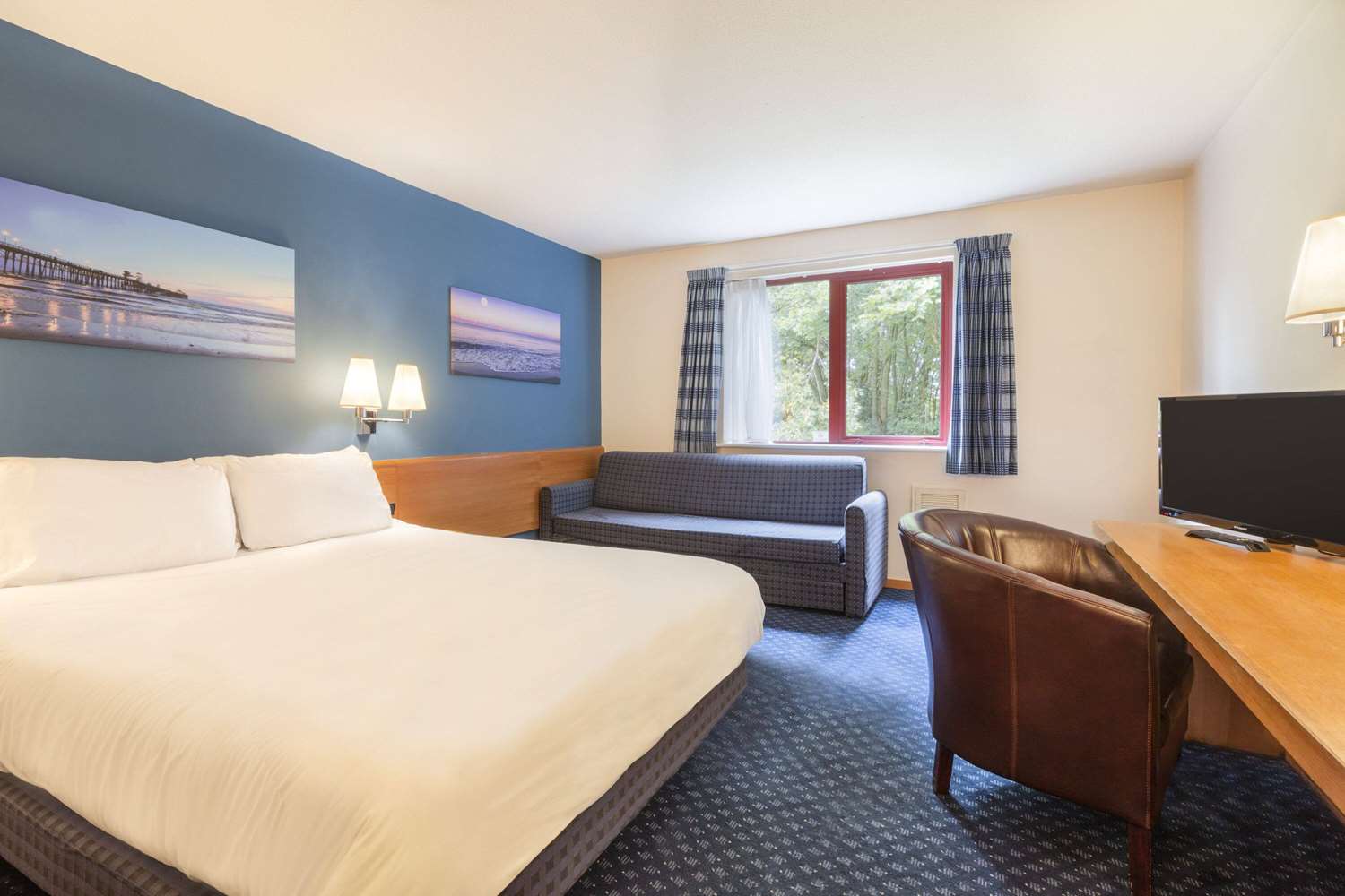 Days Inn by Wyndham Magor 2/12