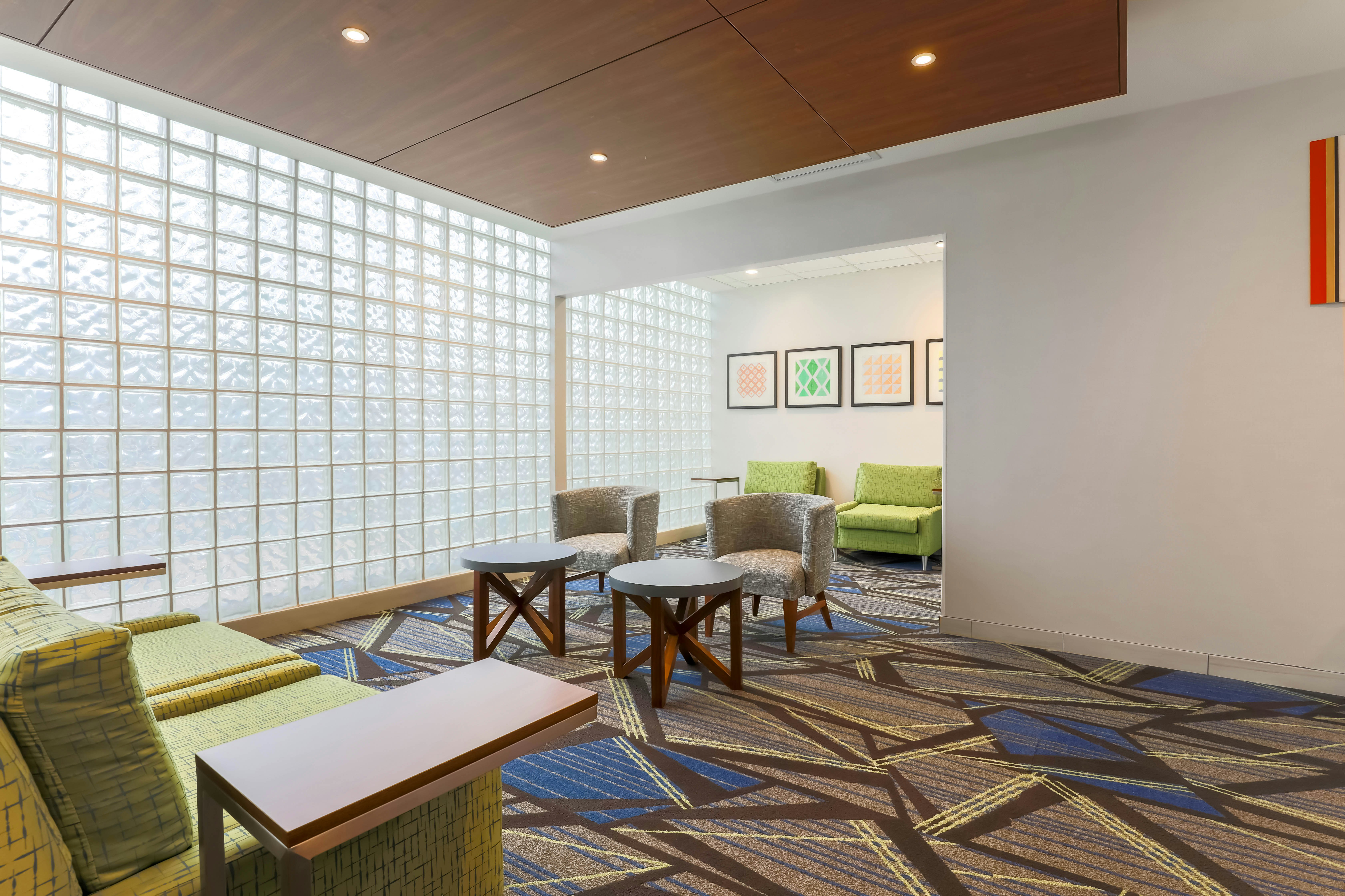 Holiday Inn Express & Suites Downtown Fort Worth 33/55