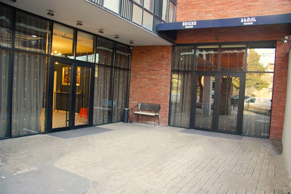 Bricks Hotel 49/57