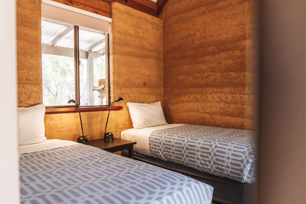 BUSSELLS BUSHLAND COTTAGES 11/47