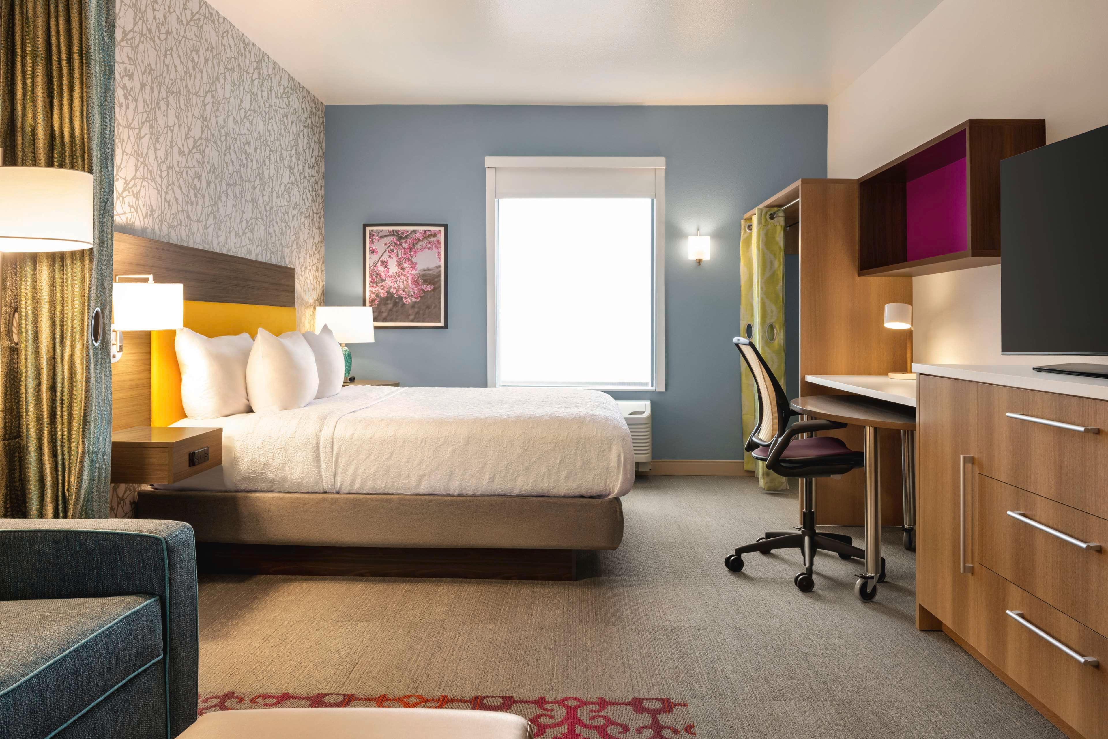 STUDIO, SUITE, KING BED