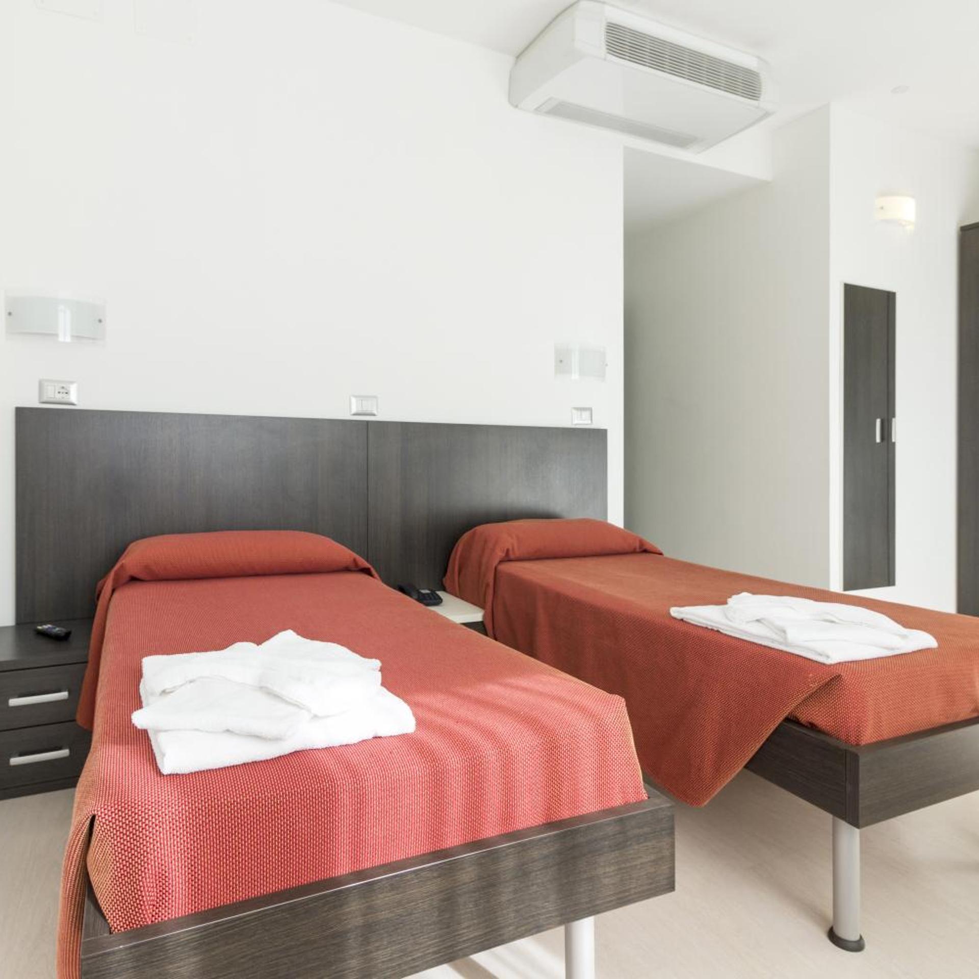 ROOM, TWIN BEDS
