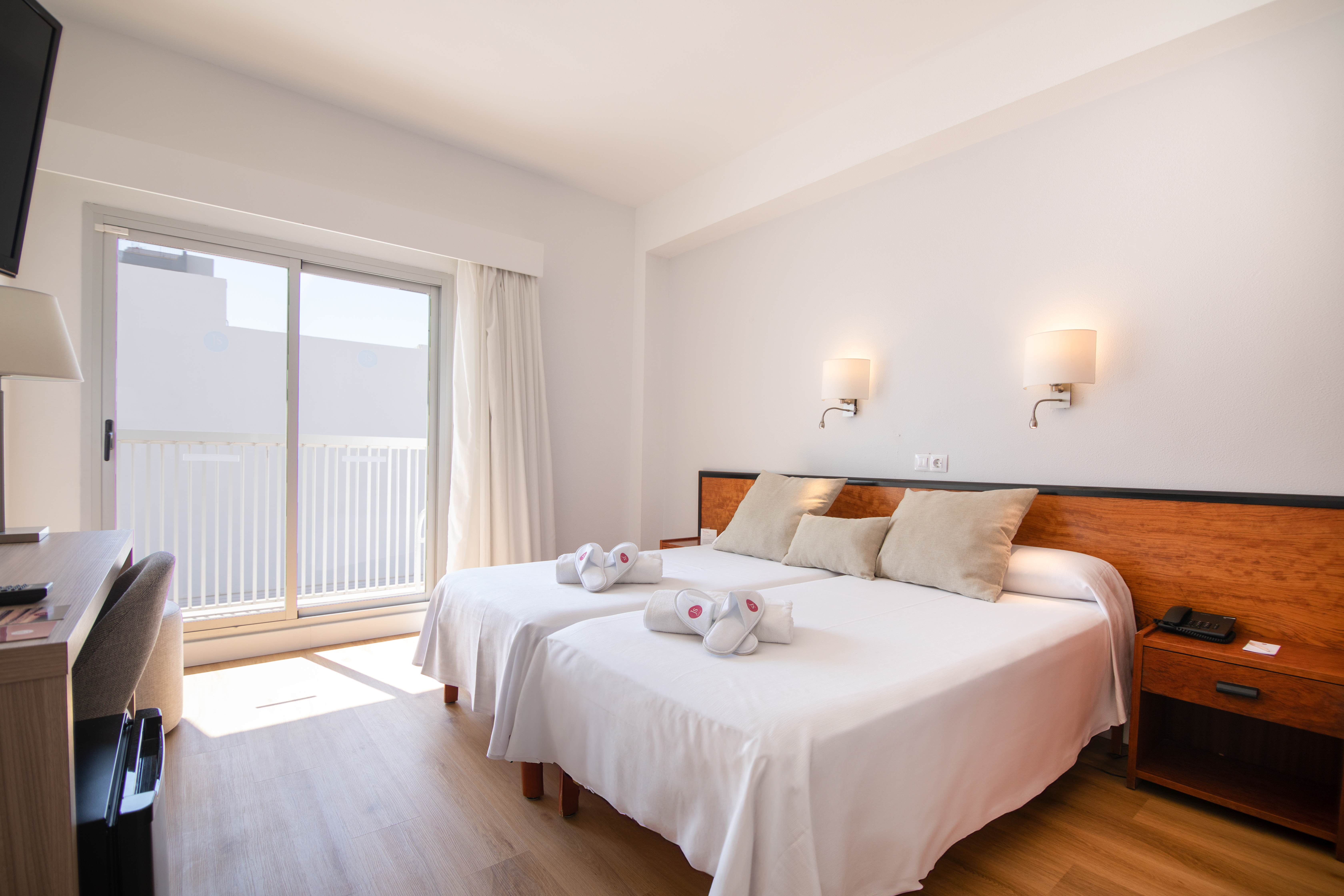 Single Parent, Double or Twin Bed, Lateral Side Sea View, Balcony