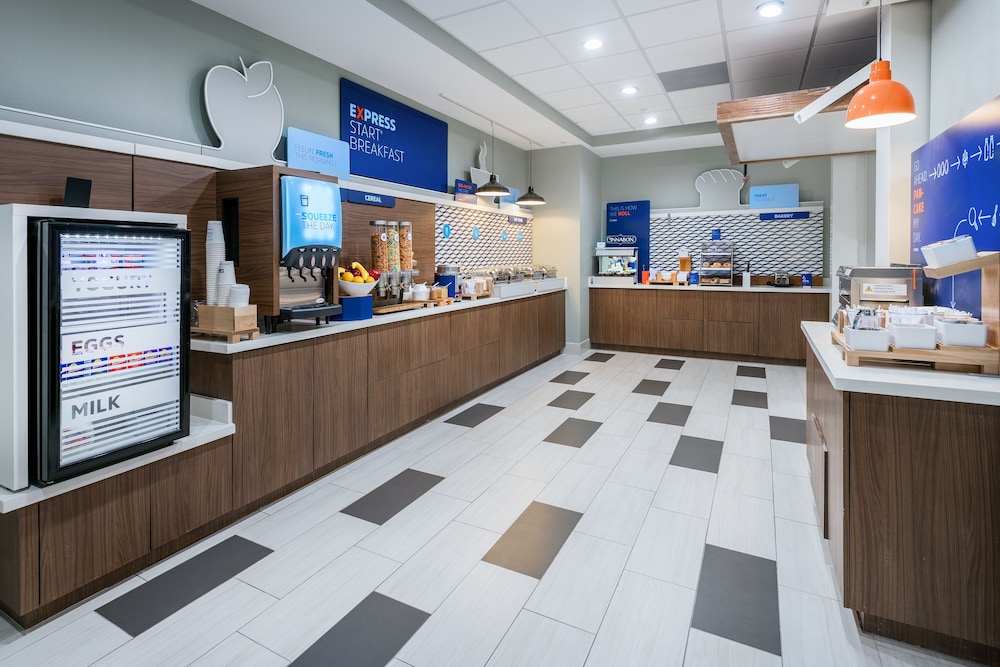 Holiday Inn Express & Suites Sugar Land SE - Missouri City 9/65