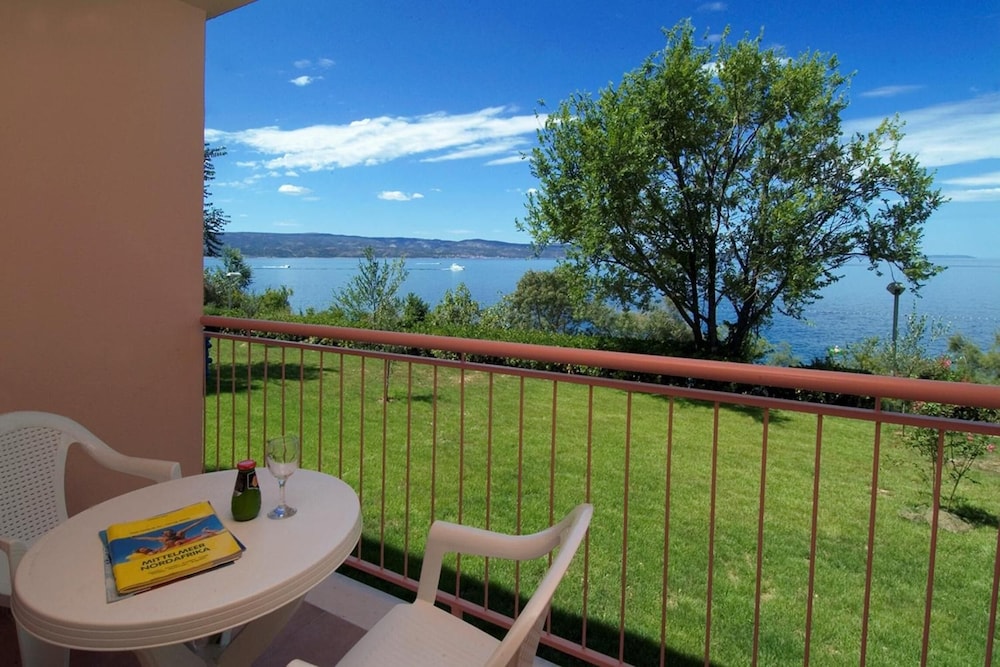 BRZET HOTEL OMIS 27/50