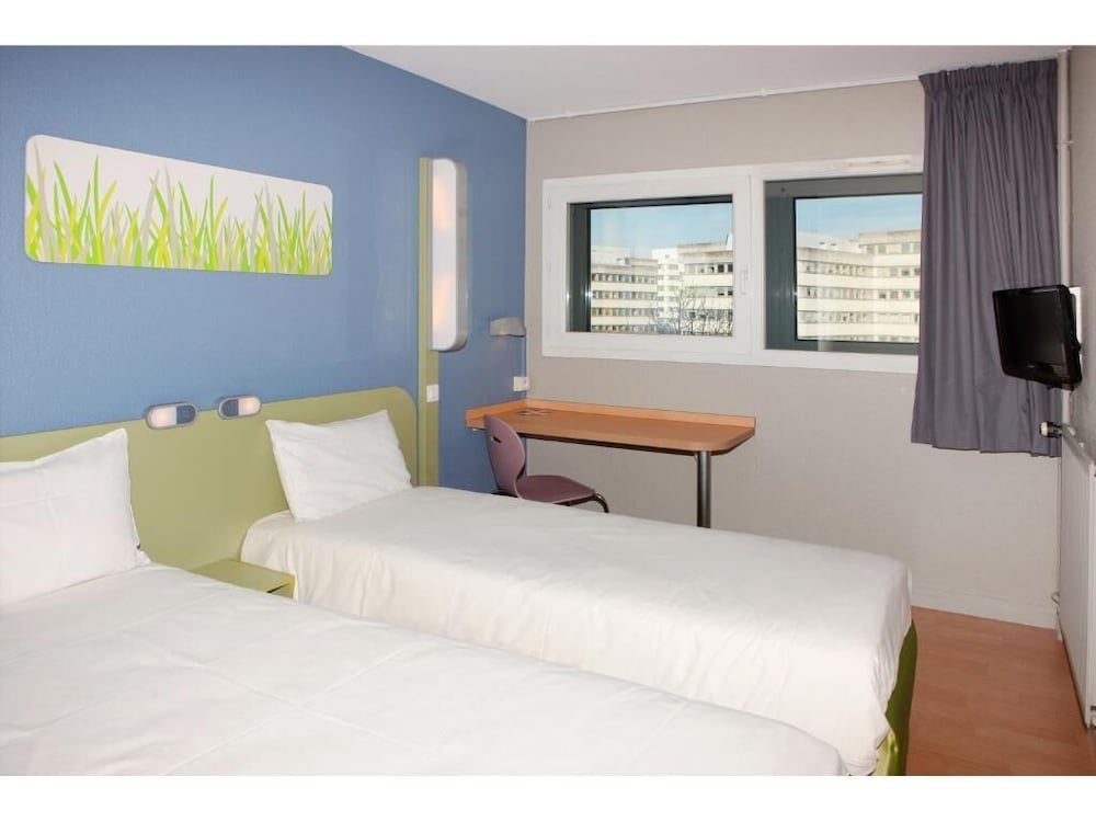 ROOM, TWIN BEDS
