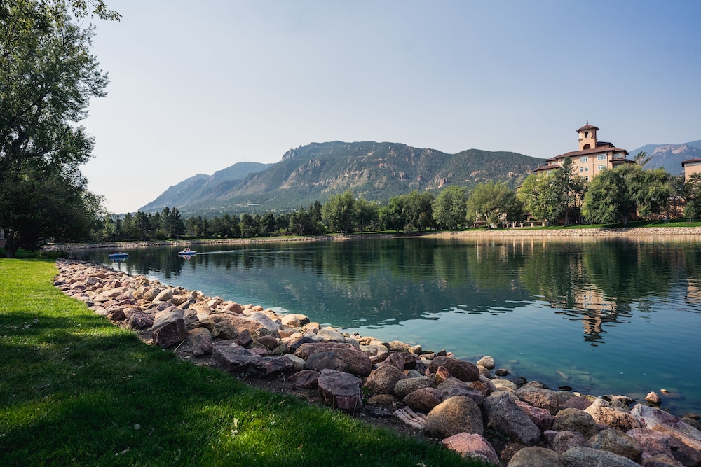 THE BROADMOOR 60/73