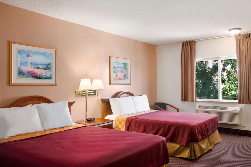 Travelodge By Wyndham Bakersfield 14/28