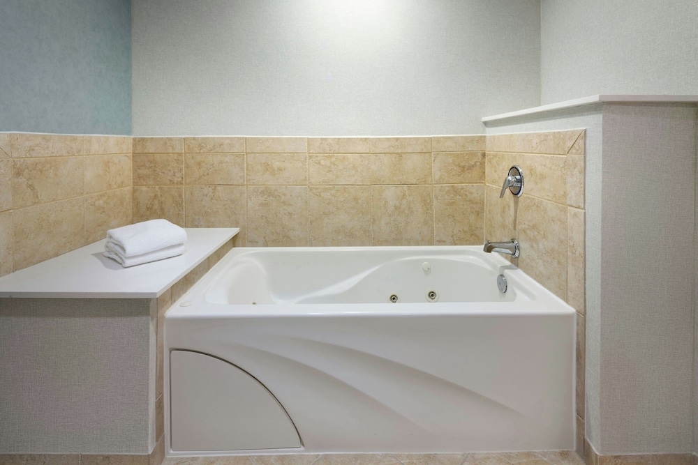 جناح بسرير كينج بشرفة بغرفة نوم واحدة مع أريكة، Courtyard by Marriott Sandestin at Grand Boulevard 4/7