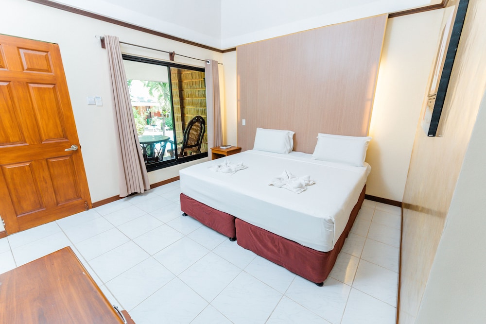 DELUXE, DOUBLE OR TWIN BED