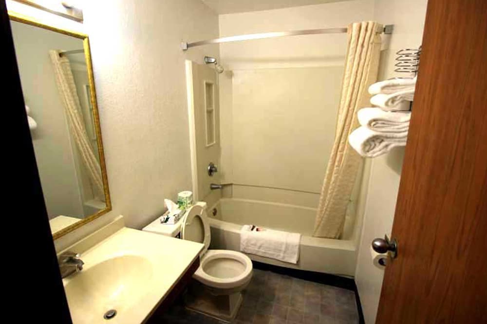 Norwood Inn Suites Roseville 9/30