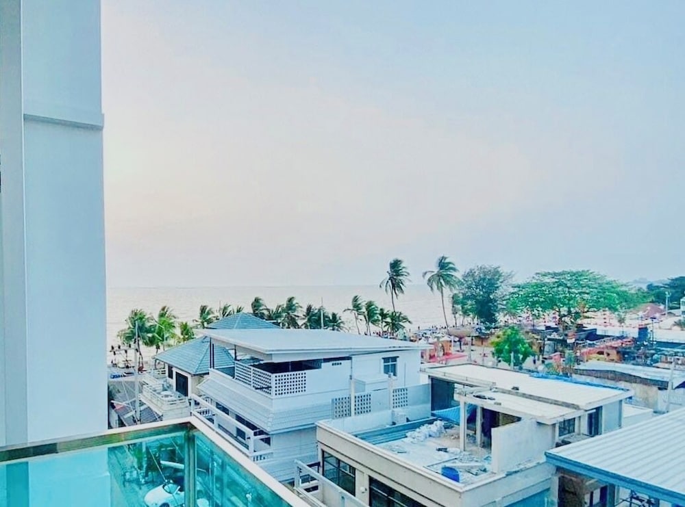 The SunSet Bangsaen Hotel 7/50