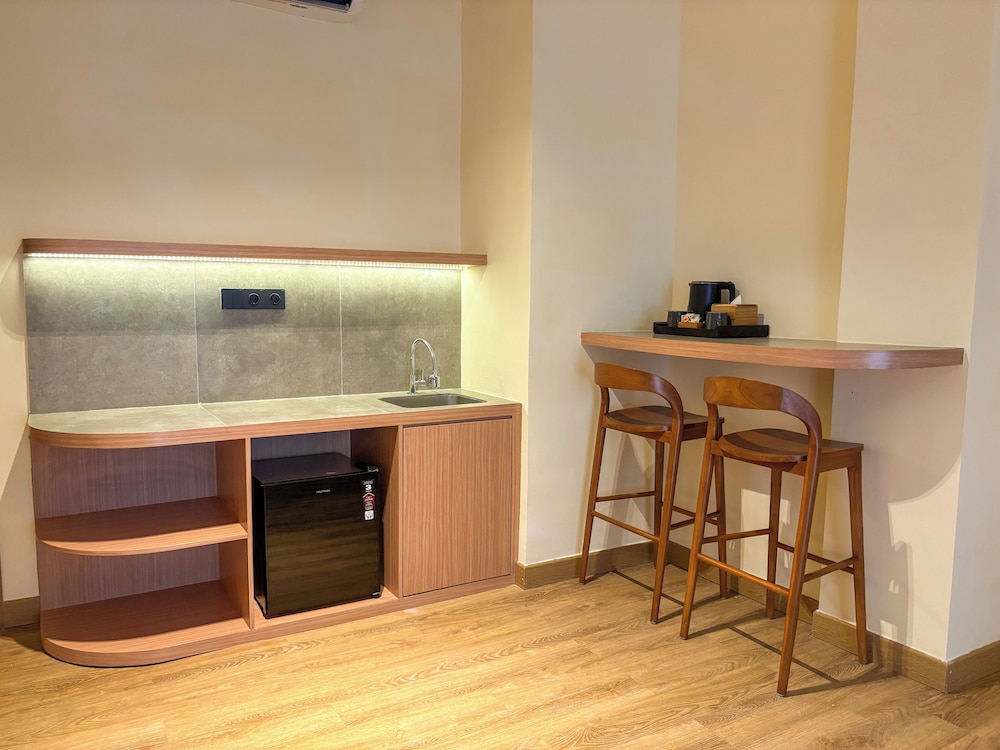 Rivavi Hotel 12/65