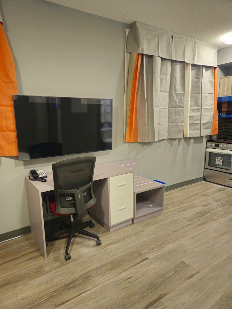 Ramada by Wyndham West Edmonton Hotel & Suites 37/45