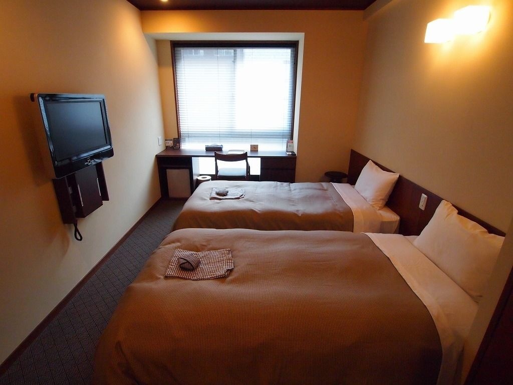 ROOM, TWIN BEDS