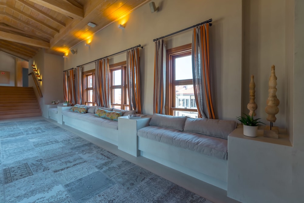 Omm Inn Hotel 36/47