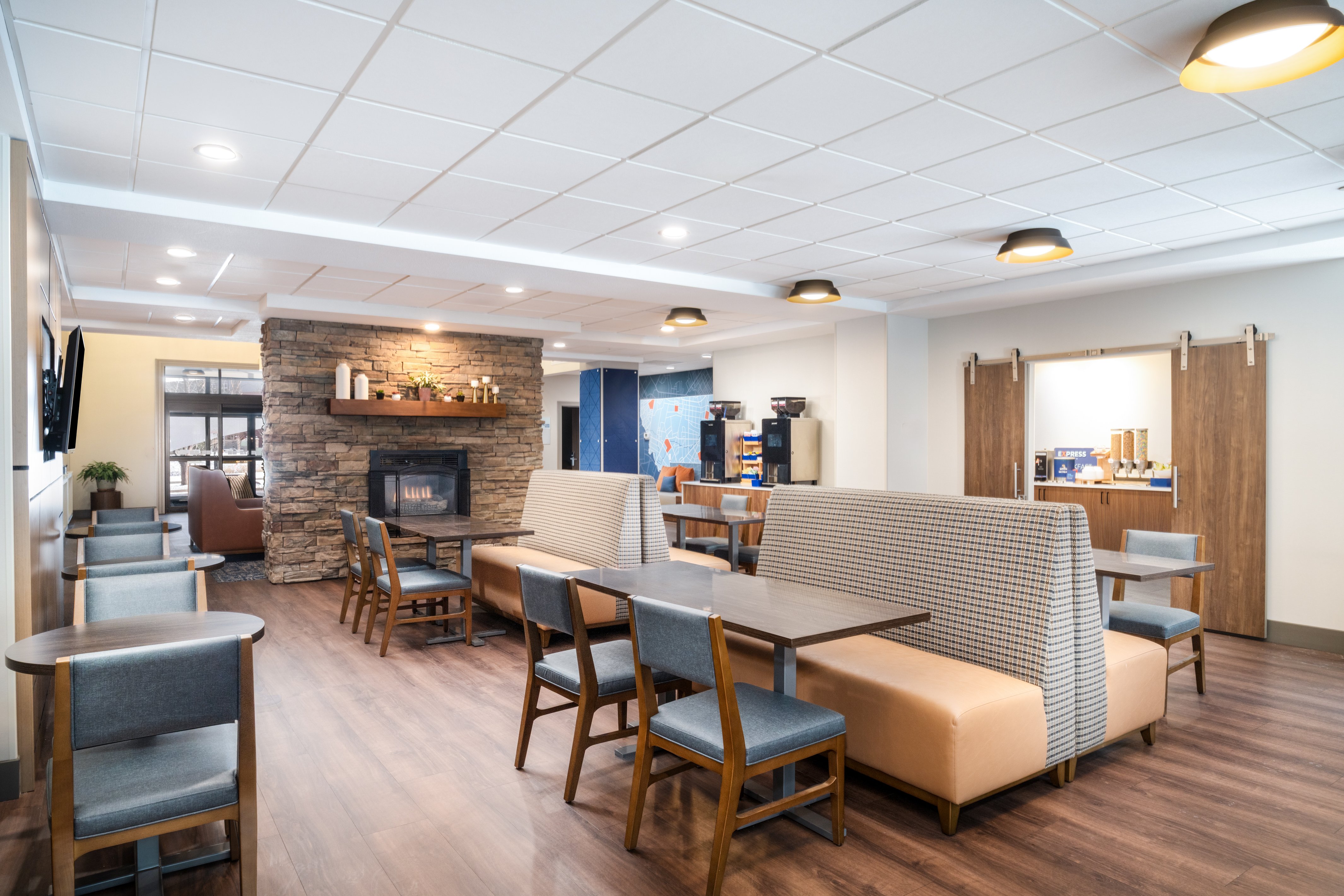 HOLIDAY INN EXPRESS HOTEL AND SUITES BOZEMAN WEST 53/75