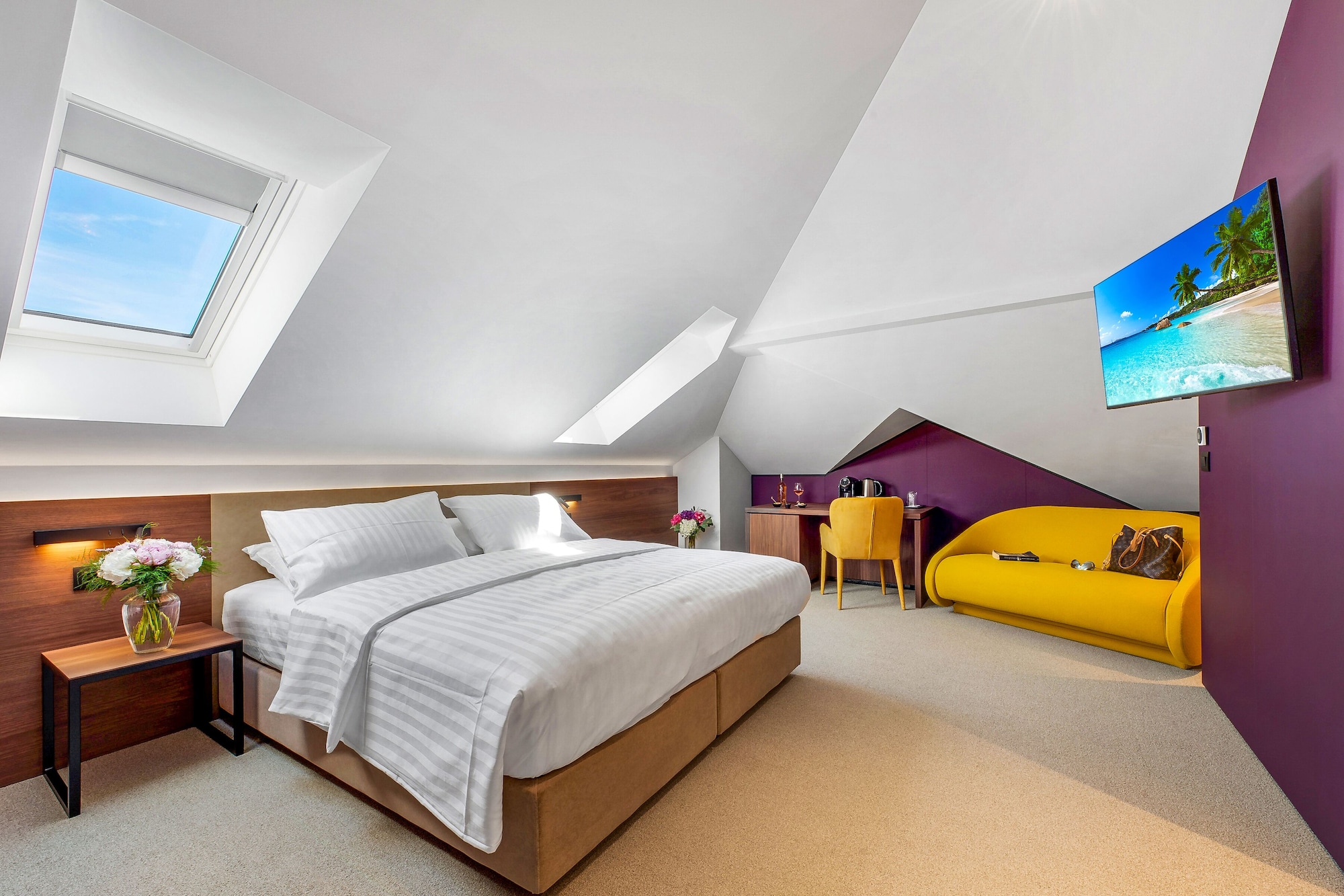 EXECUTIVE, KING BED, HOT TUB, CORNER