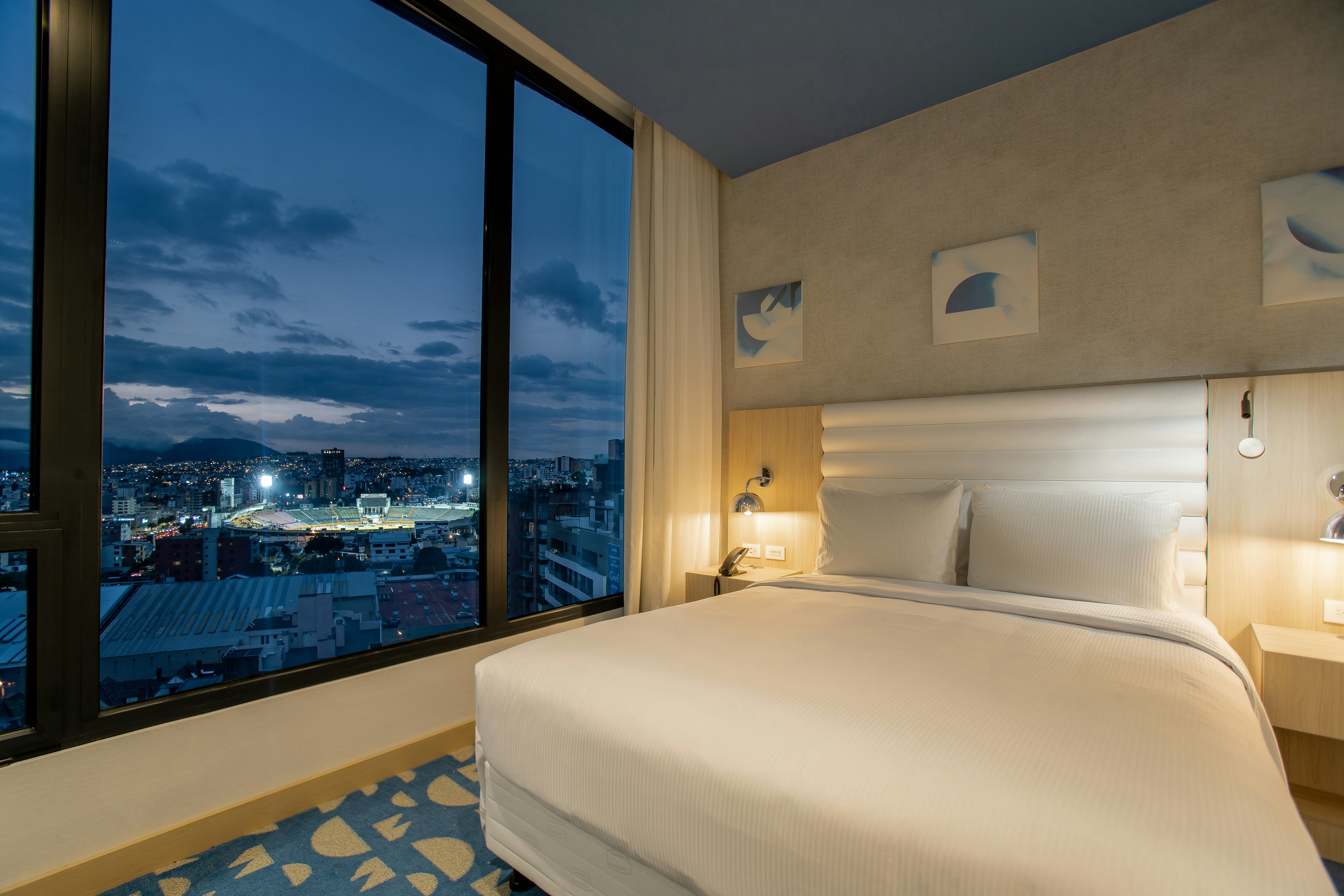 ROOM, QUEEN BED