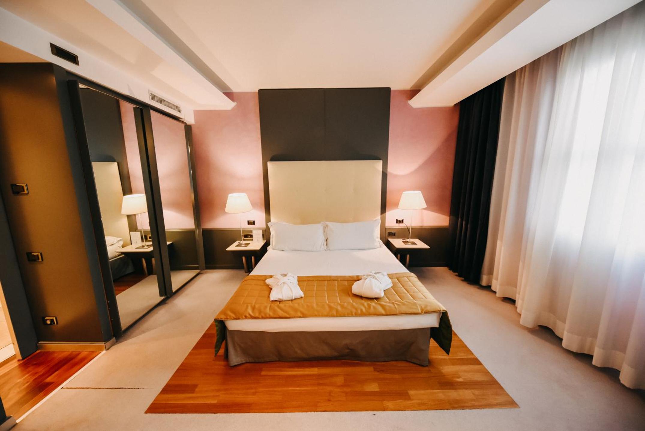 جناح جونيور، Hotel Antonella 5/10