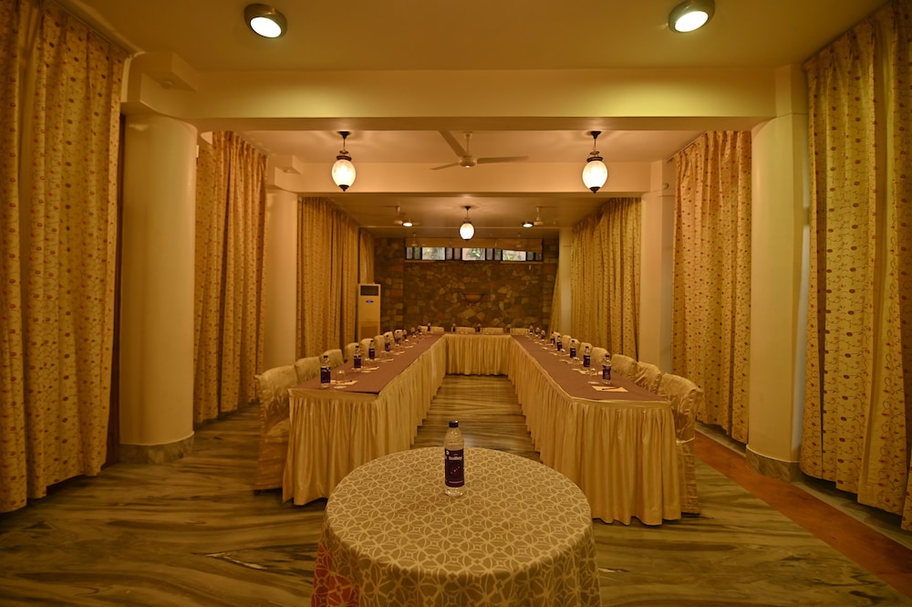 Om Niwas Suite Hotel 58/67