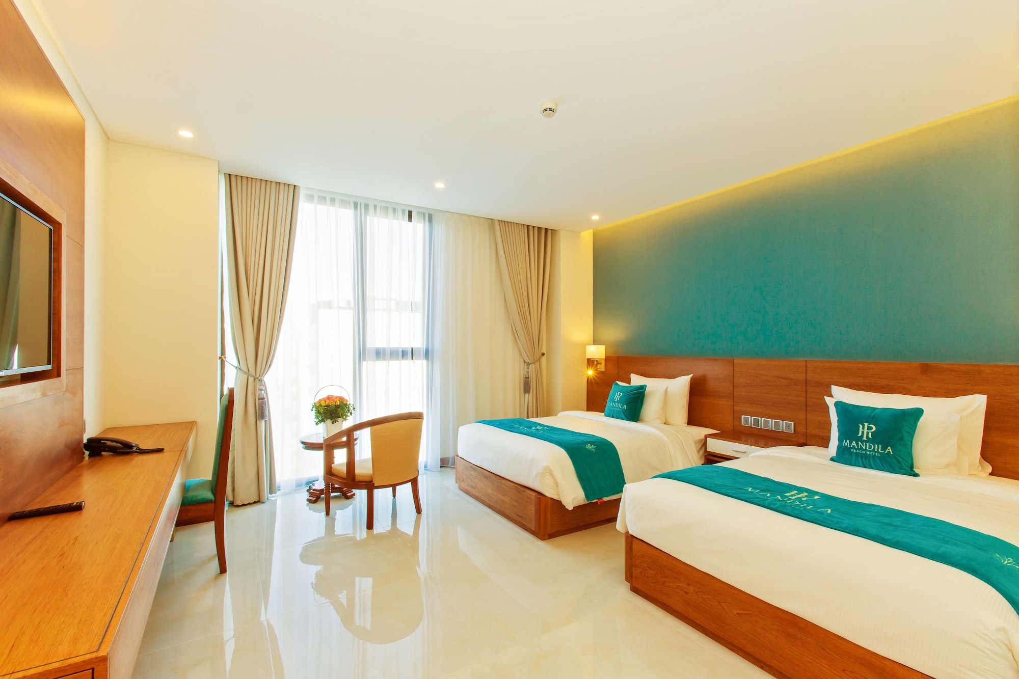 DELUXE, TWIN BEDS, PARTIAL OCEAN VIEW