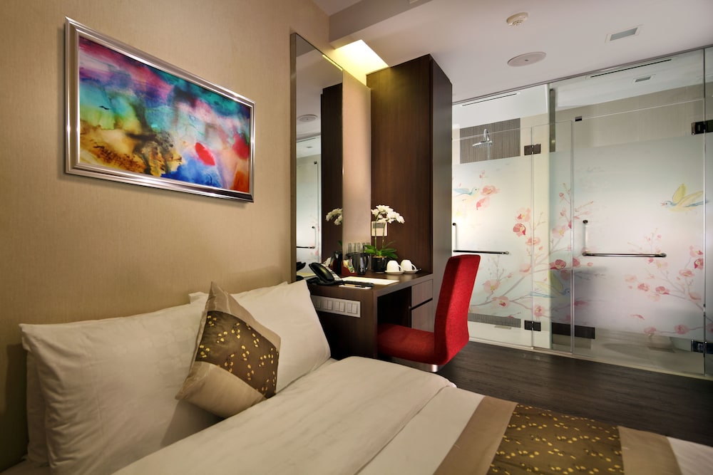 HOTEL CLOVER 5 HONGKONG STREET 27/37