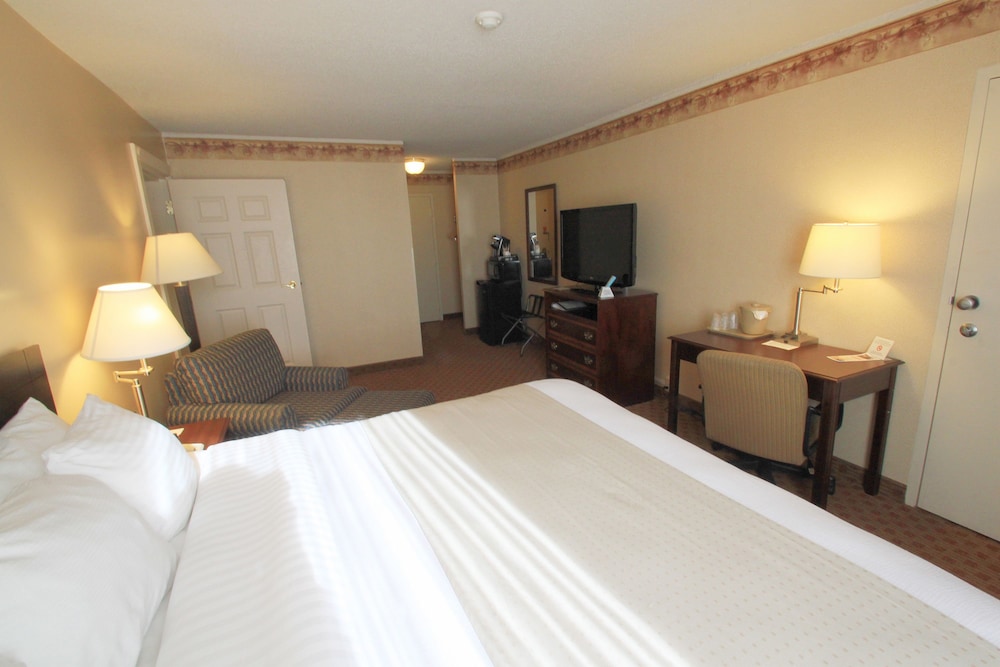 Fireside Inn Suites Portland Formerly Holiday Inn Portland West 9/33
