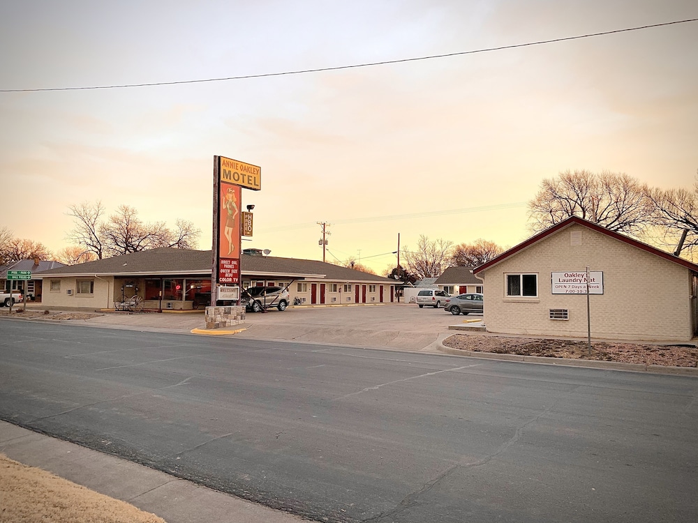 ANNIE OAKLEY MOTEL OAKLEY 44/66