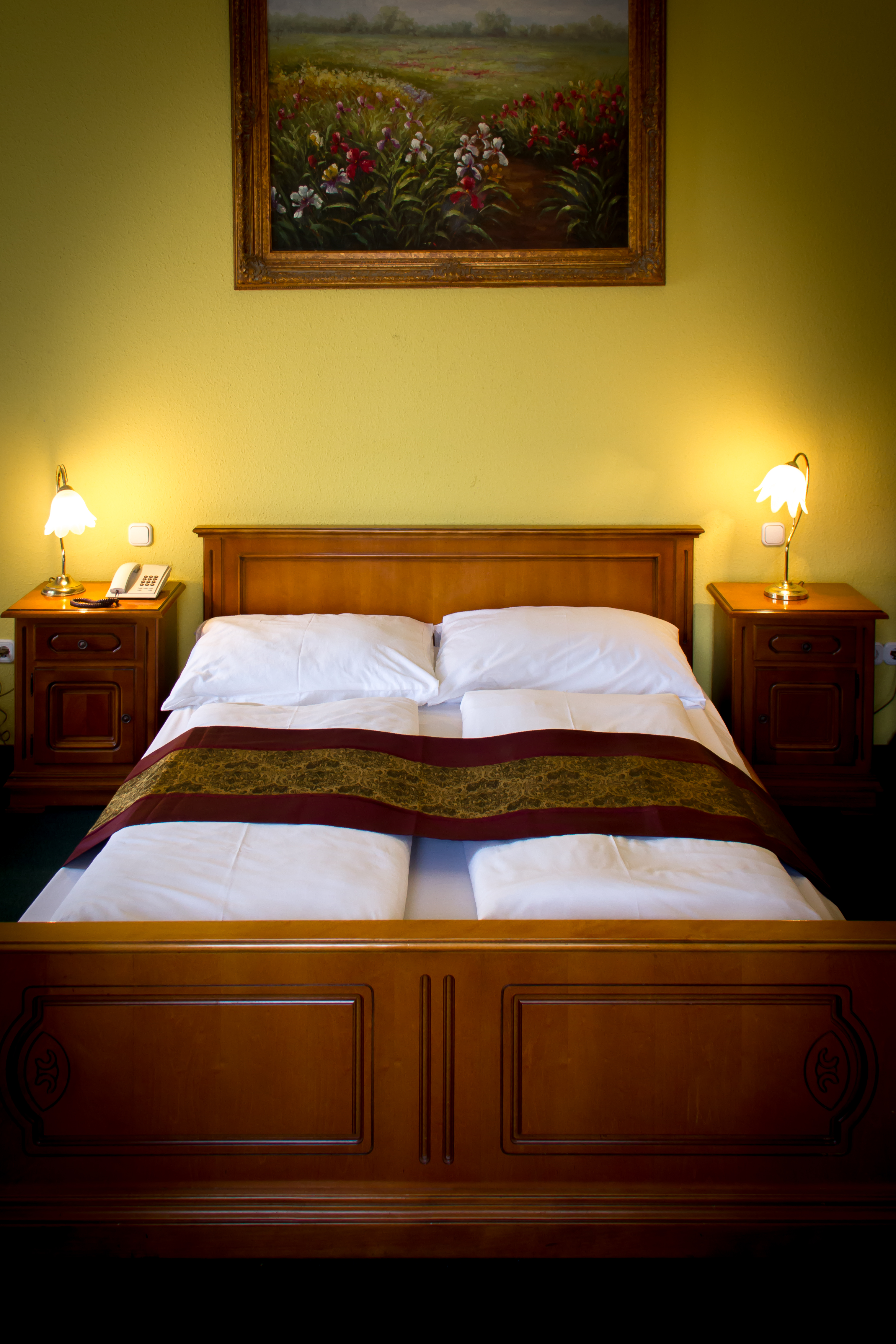 ROOM, DOUBLE OR TWIN BED