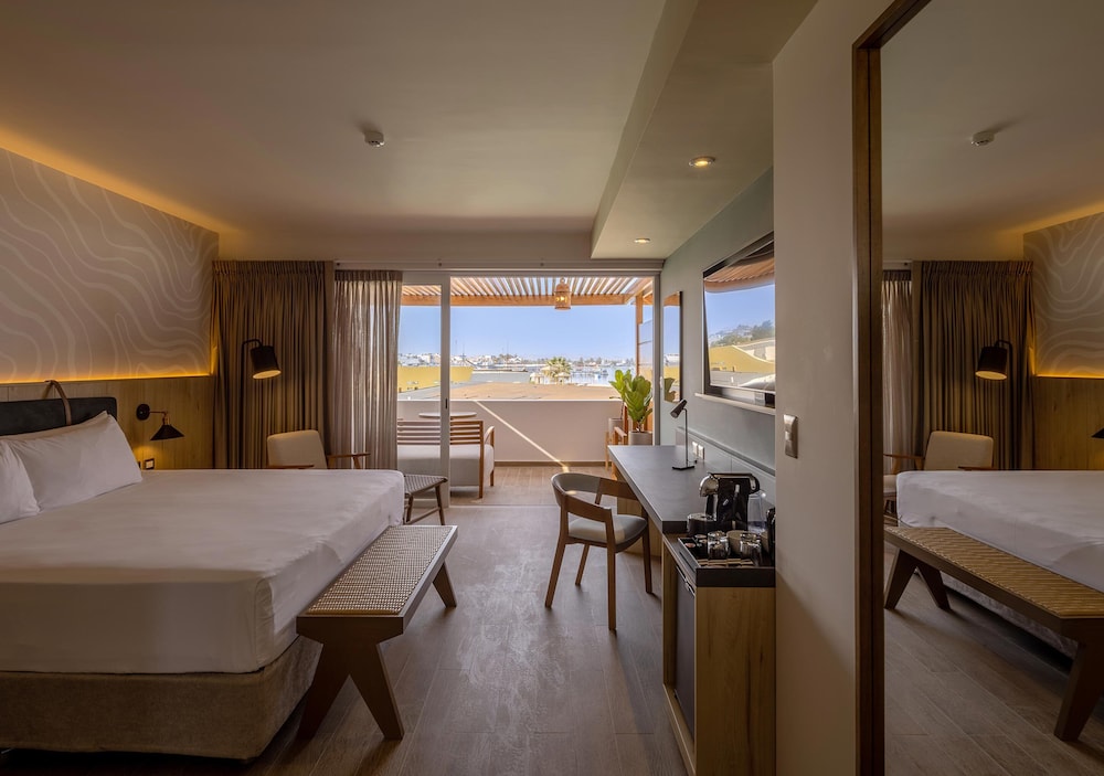Deluxe, King Bed, Pool Access