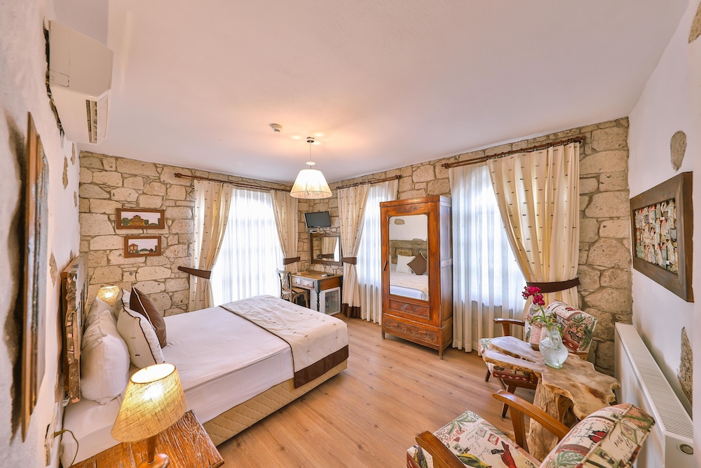 STANDARD, DOUBLE OR TWIN BED, CITY VIEW