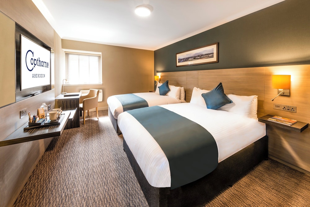 CLUB, TWIN BEDS