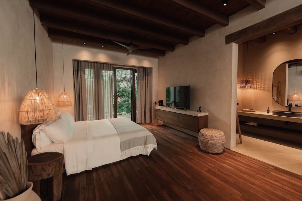 Makani Luxury Wanderlust 25/66