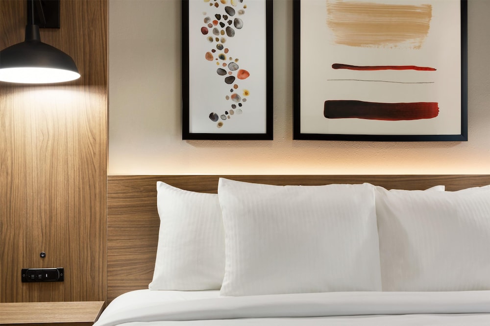 La Quinta Inn & Suites by Wyndham Mount Laurel / Moorestown 27/58