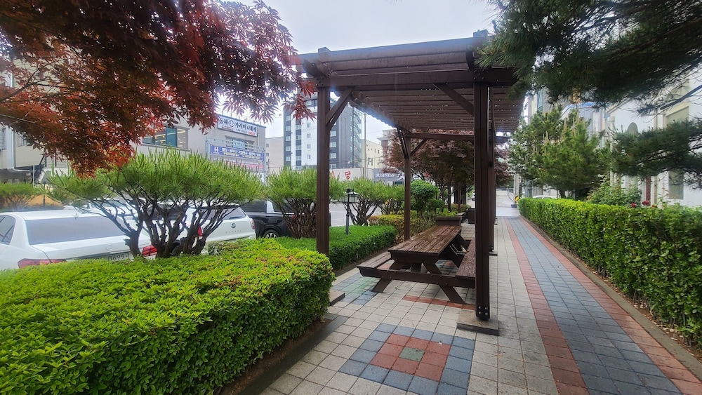 Hyunjin Tourist Hotel 68/72